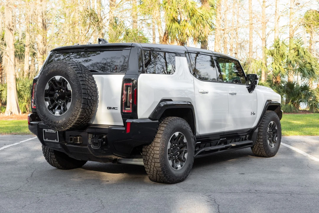 2025 GMC Hummer EV - Image 7 of 31