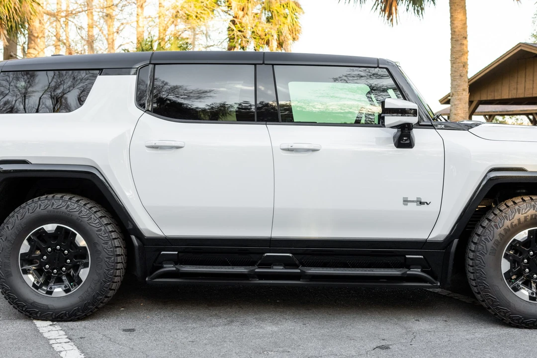 2025 GMC Hummer EV - Image 17 of 31