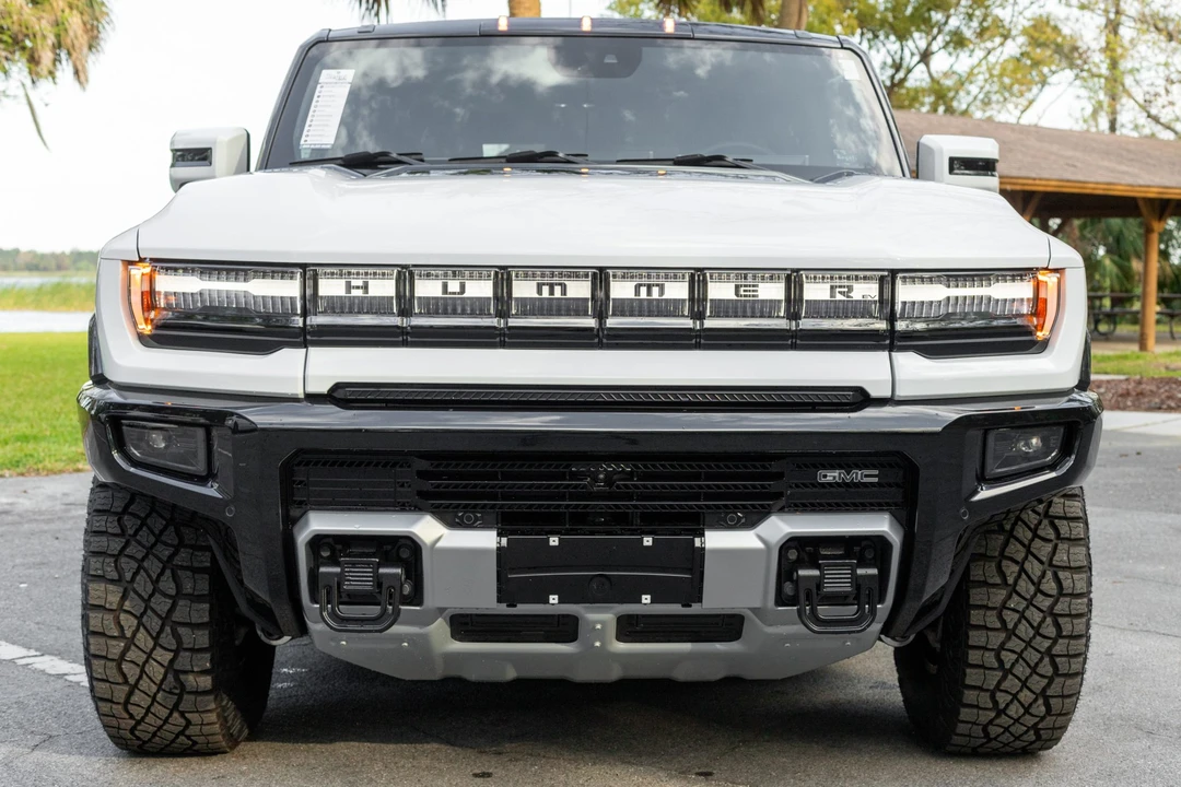 2025 GMC Hummer EV - Image 4 of 31