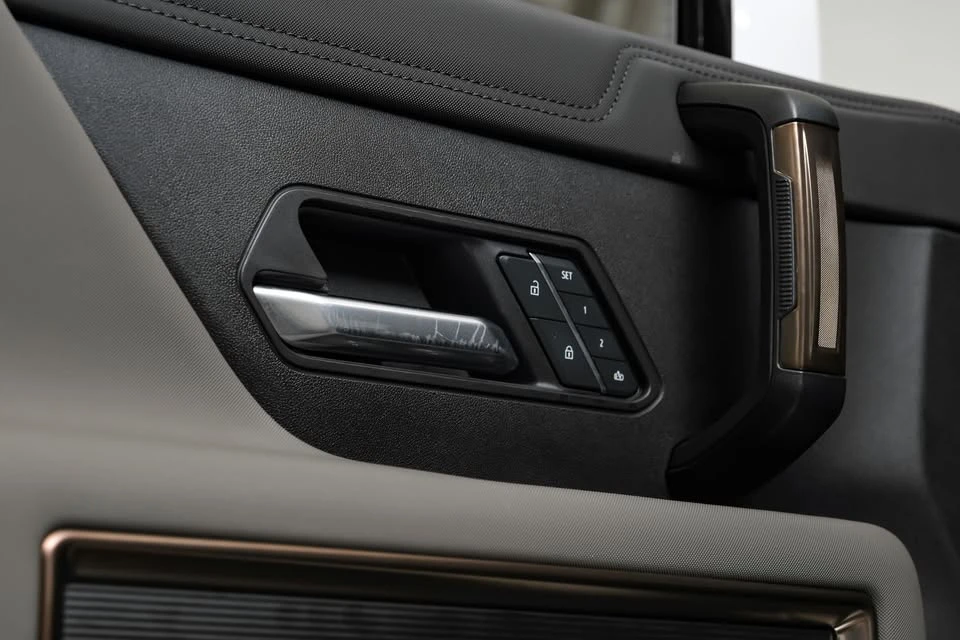 2025 GMC Hummer EV - Image 12 of 20