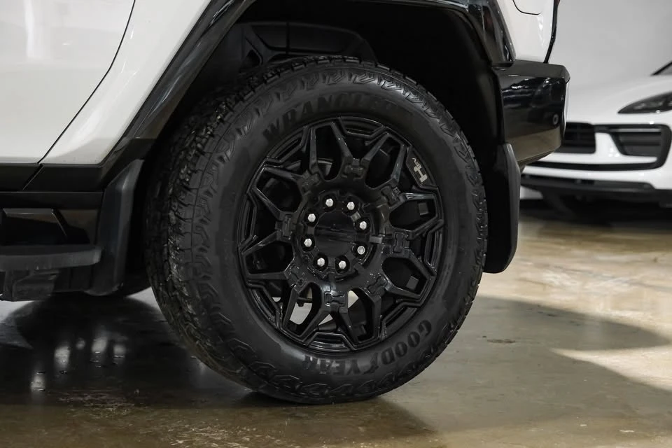 2025 GMC Hummer EV - Image 15 of 20