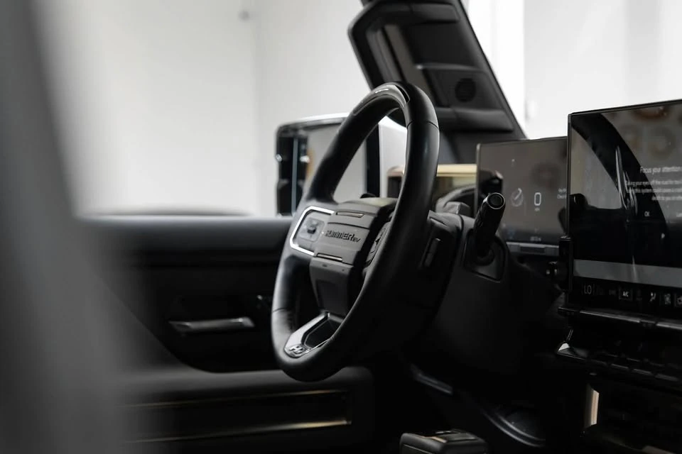 2025 GMC Hummer EV - Image 13 of 20