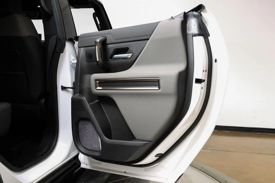 2025 GMC Hummer EV - Image 11 of 20