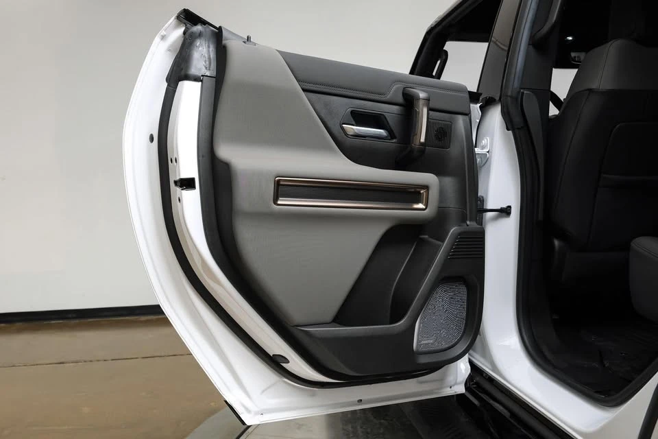 2025 GMC Hummer EV - Image 16 of 20
