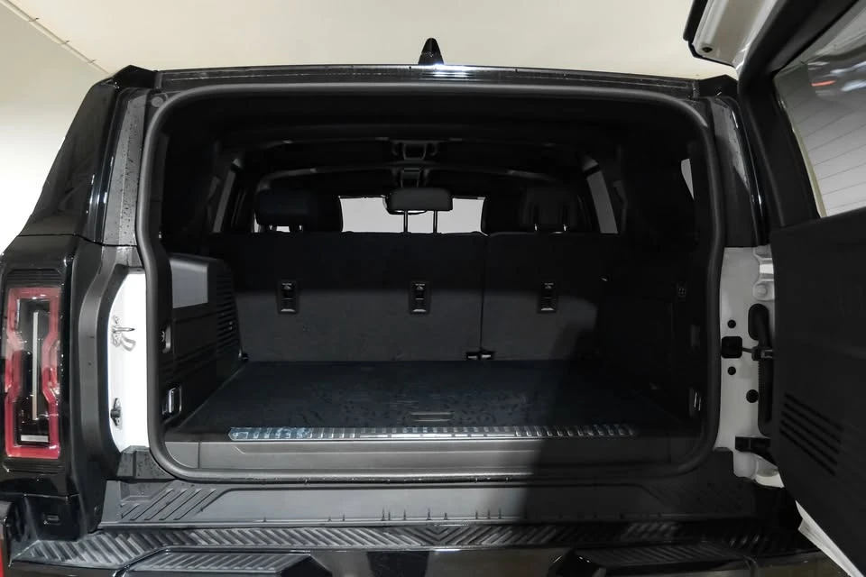 2025 GMC Hummer EV - Image 10 of 20