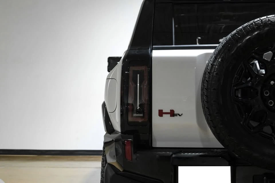 2025 GMC Hummer EV - Image 5 of 20