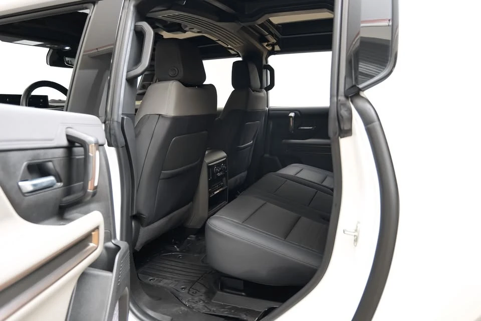 2025 GMC Hummer EV - Image 18 of 20