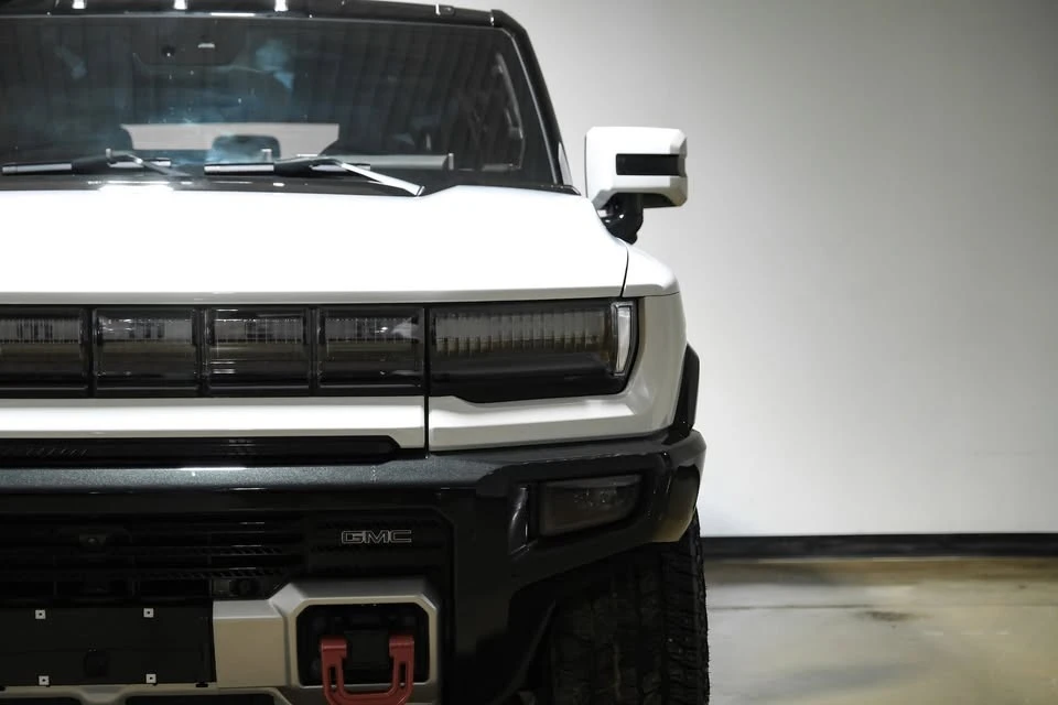 2025 GMC Hummer EV - Image 10 of 20