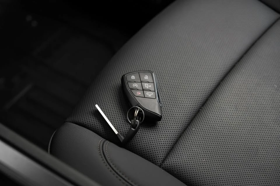 2025 GMC Hummer EV - Image 14 of 20