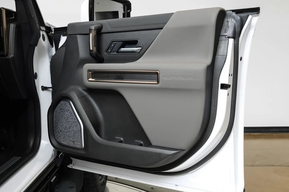 2025 GMC Hummer EV - Image 4 of 20