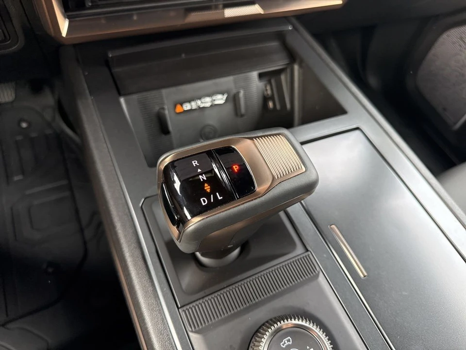 2025 GMC Hummer EV - Image 18 of 21