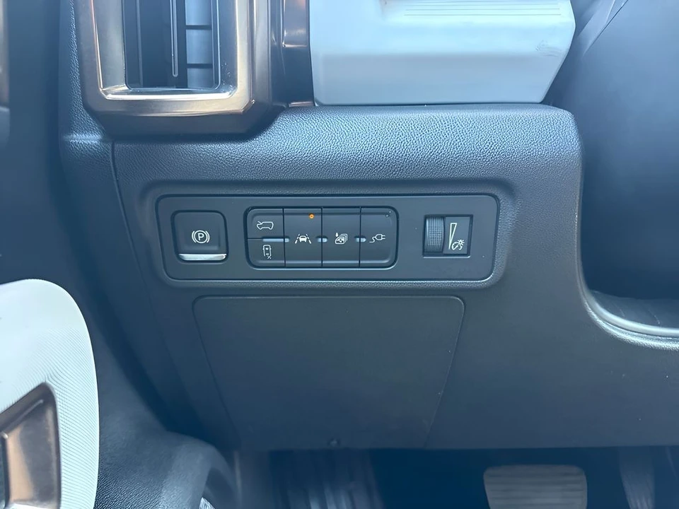 2025 GMC Hummer EV - Image 27 of 31
