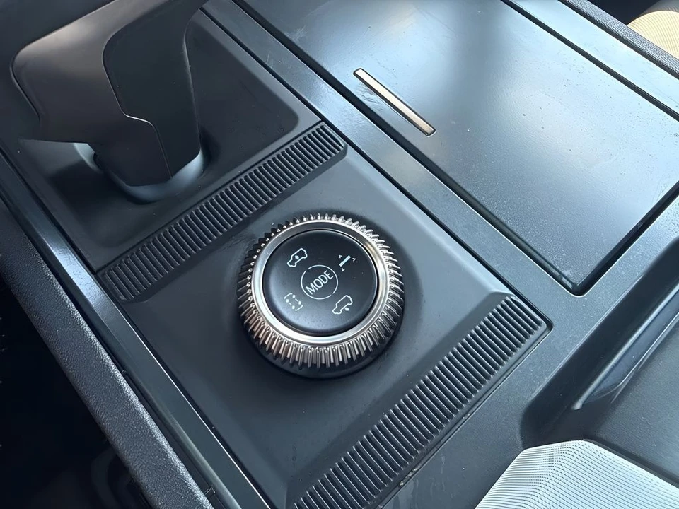 2025 GMC Hummer EV - Image 26 of 31