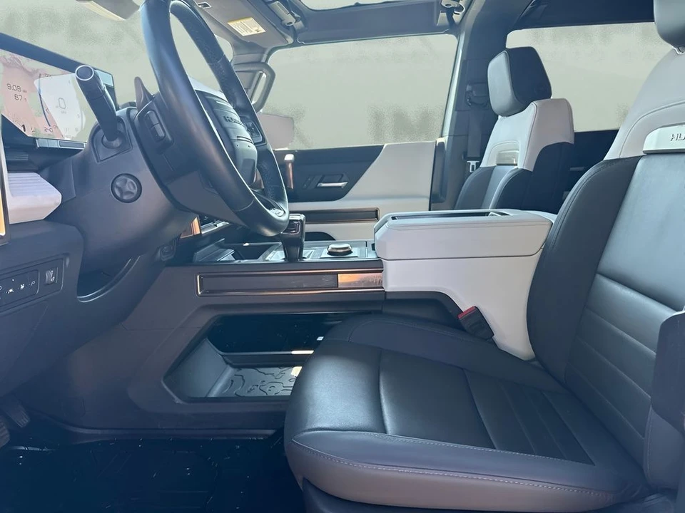 2025 GMC Hummer EV - Image 9 of 31