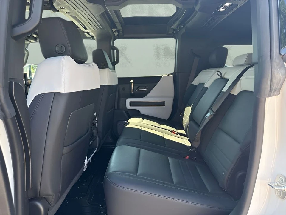 2025 GMC Hummer EV - Image 12 of 31