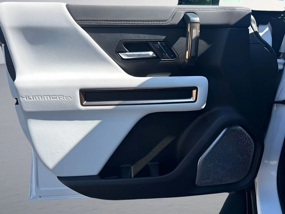 2025 GMC Hummer EV - Image 30 of 31