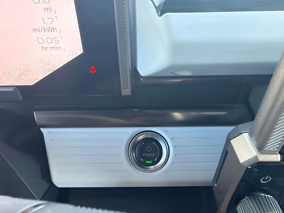 2025 GMC Hummer EV - Image 25 of 31