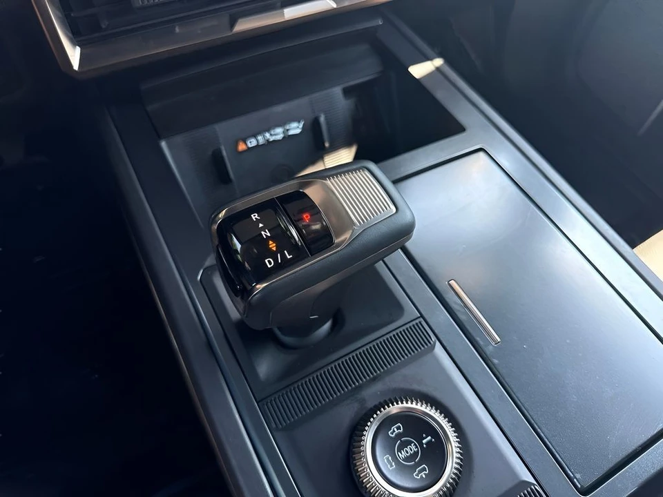 2025 GMC Hummer EV - Image 18 of 31