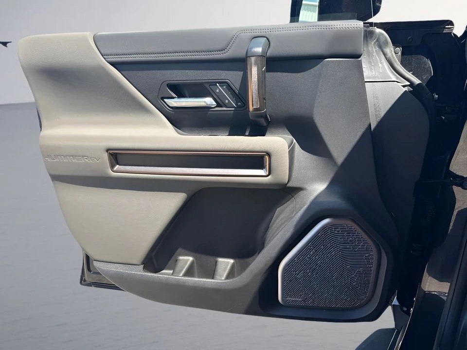 2025 GMC Hummer EV - Image 30 of 31