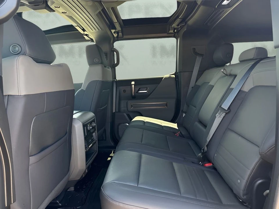 2025 GMC Hummer EV - Image 13 of 31