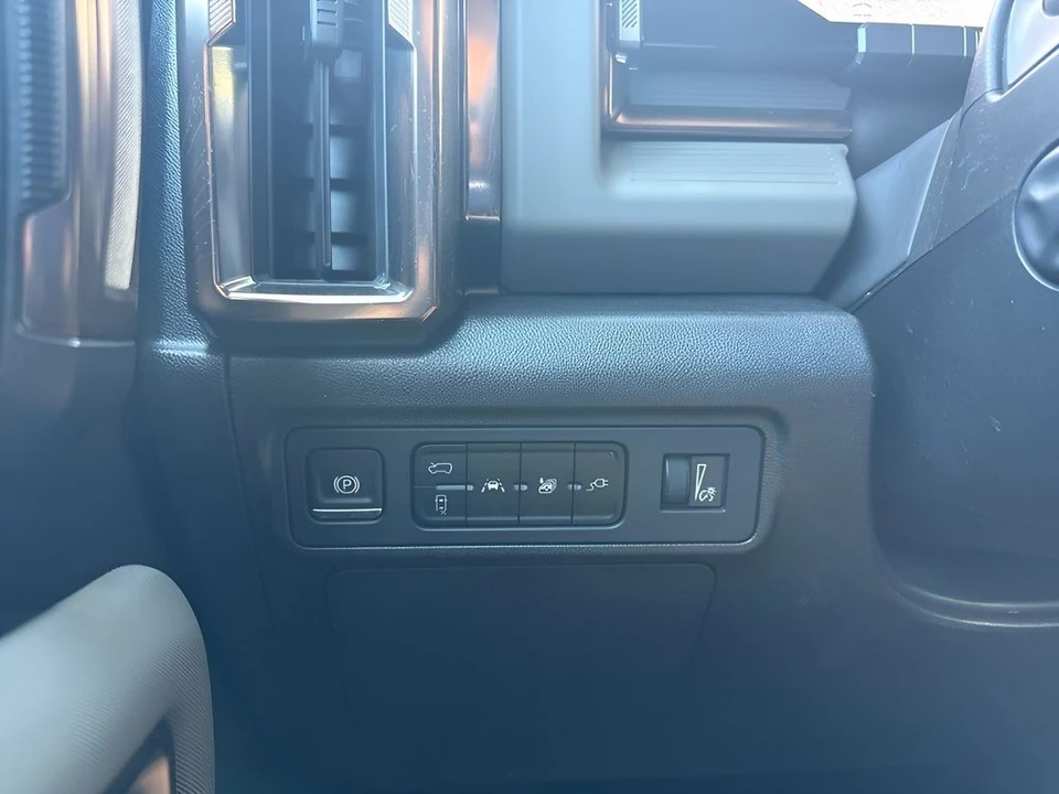 2025 GMC Hummer EV - Image 27 of 31