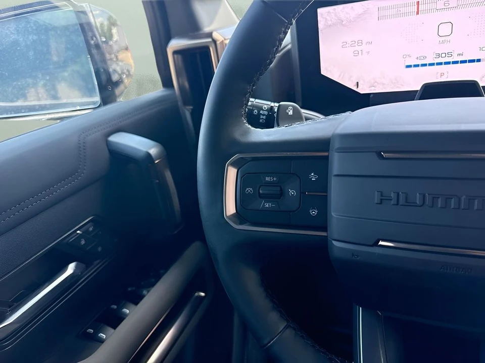2025 GMC Hummer EV - Image 17 of 31