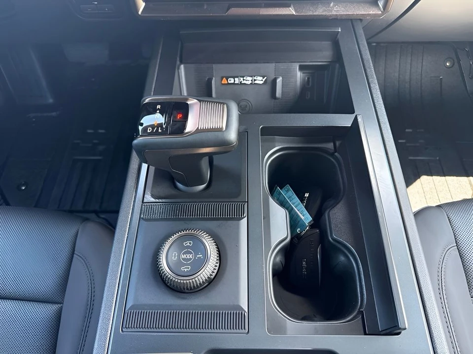 2025 GMC Hummer EV - Image 19 of 31