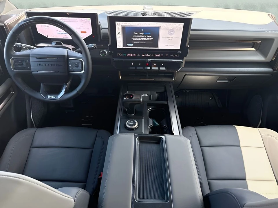 2025 GMC Hummer EV - Image 15 of 31