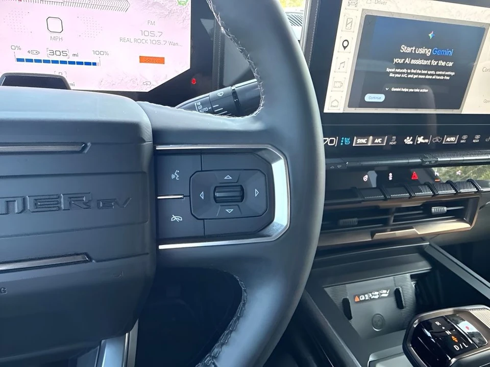 2025 GMC Hummer EV - Image 18 of 31