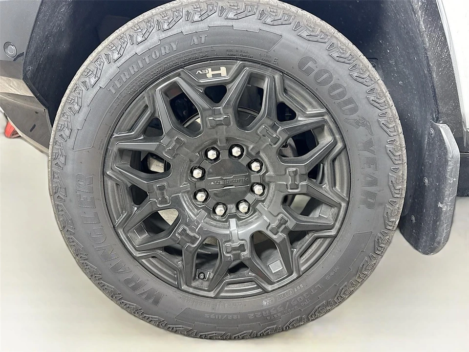 2025 GMC Hummer EV - Image 13 of 19