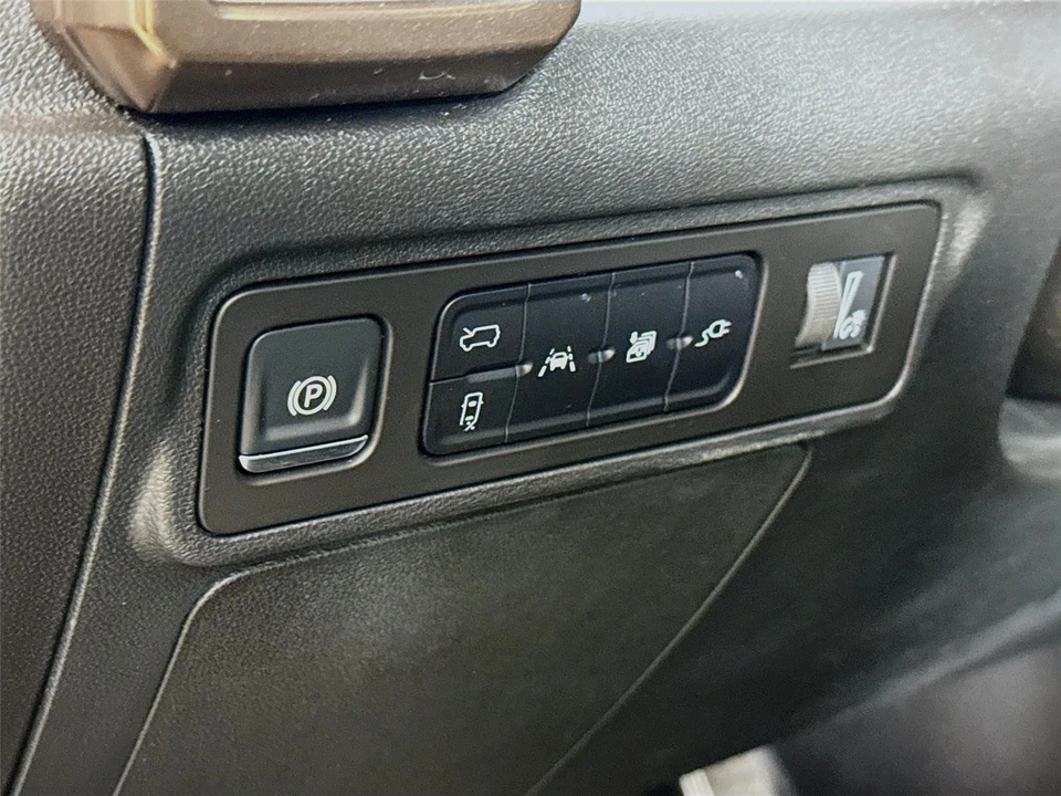 2025 GMC Hummer EV - Image 6 of 19
