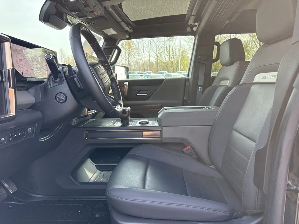 2025 GMC Hummer EV - Image 9 of 21