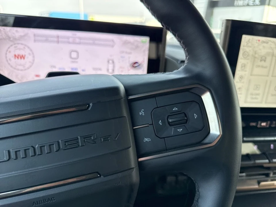 2025 GMC Hummer EV - Image 17 of 21