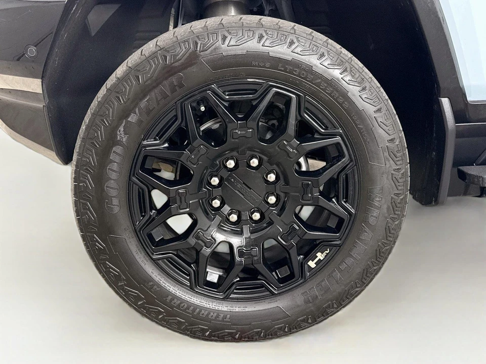 2025 GMC Hummer EV - Image 24 of 25