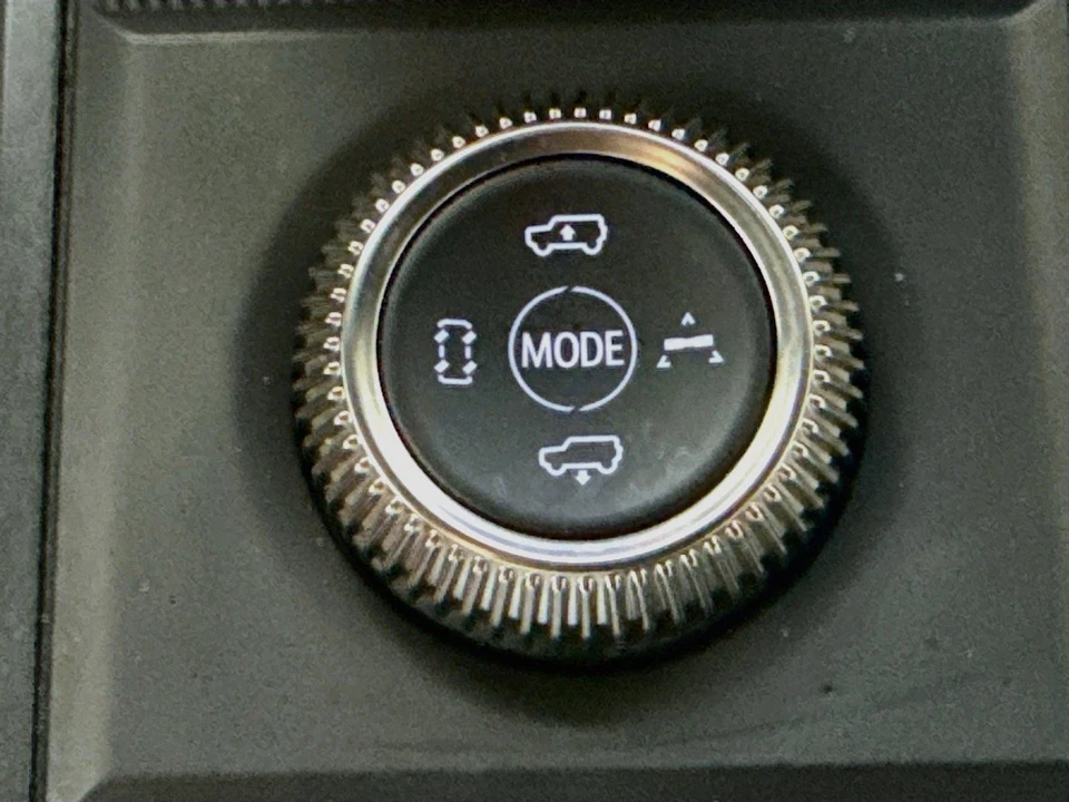 2025 GMC Hummer EV - Image 23 of 31