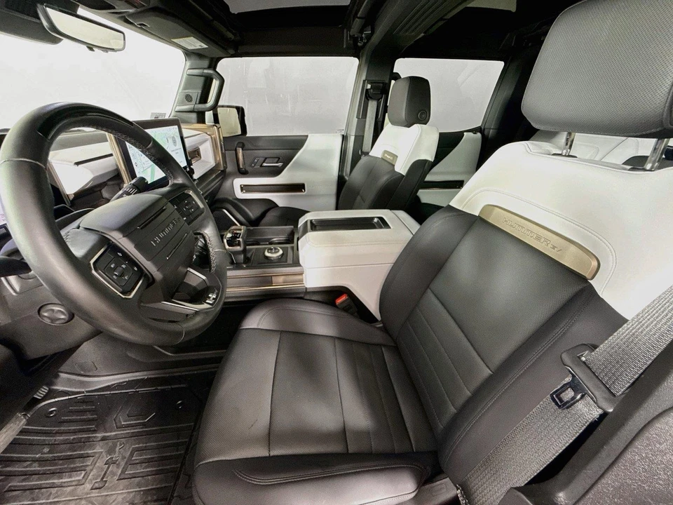 2025 GMC Hummer EV - Image 11 of 31