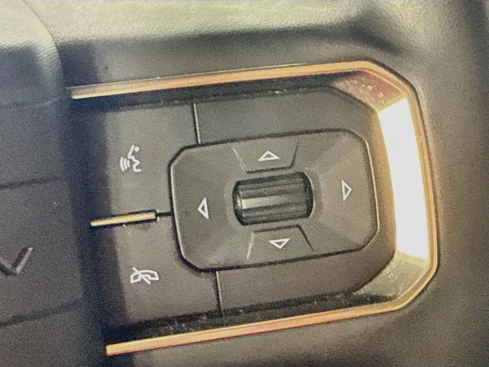 2025 GMC Hummer EV - Image 16 of 31