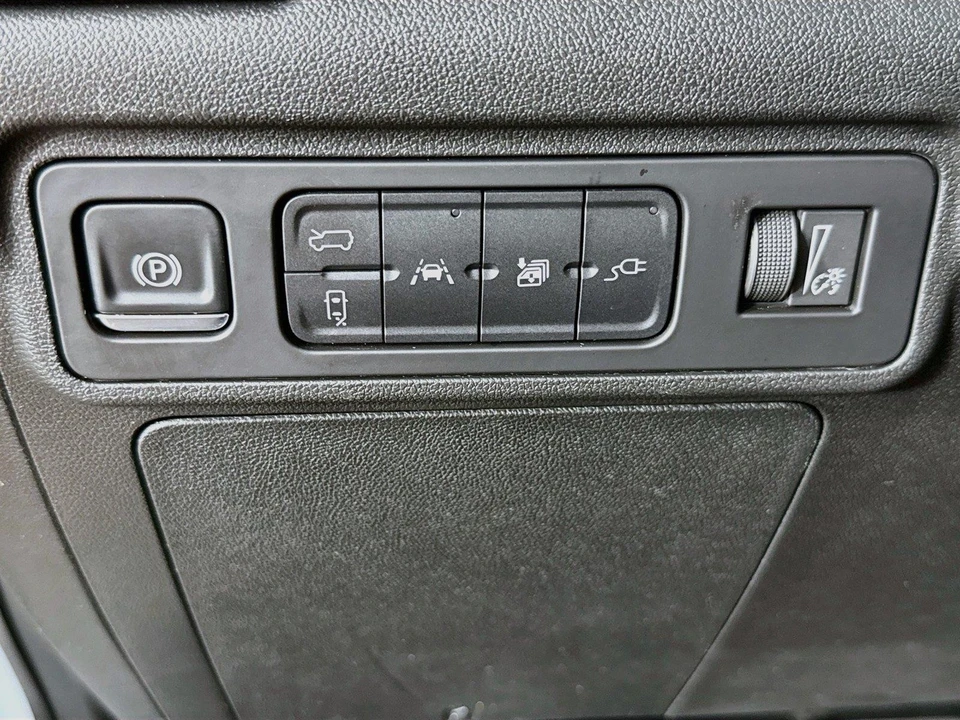 2025 GMC Hummer EV - Image 17 of 31