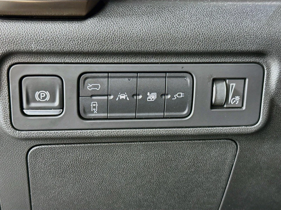 2025 GMC Hummer EV - Image 16 of 25