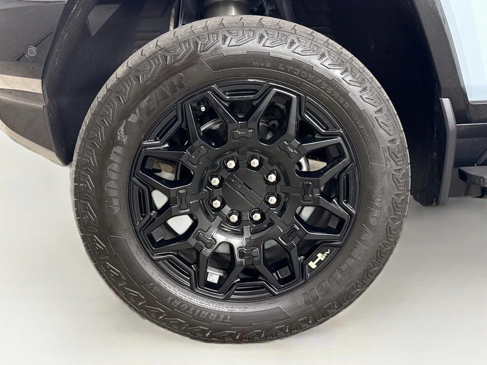 2025 GMC Hummer EV - Image 22 of 23