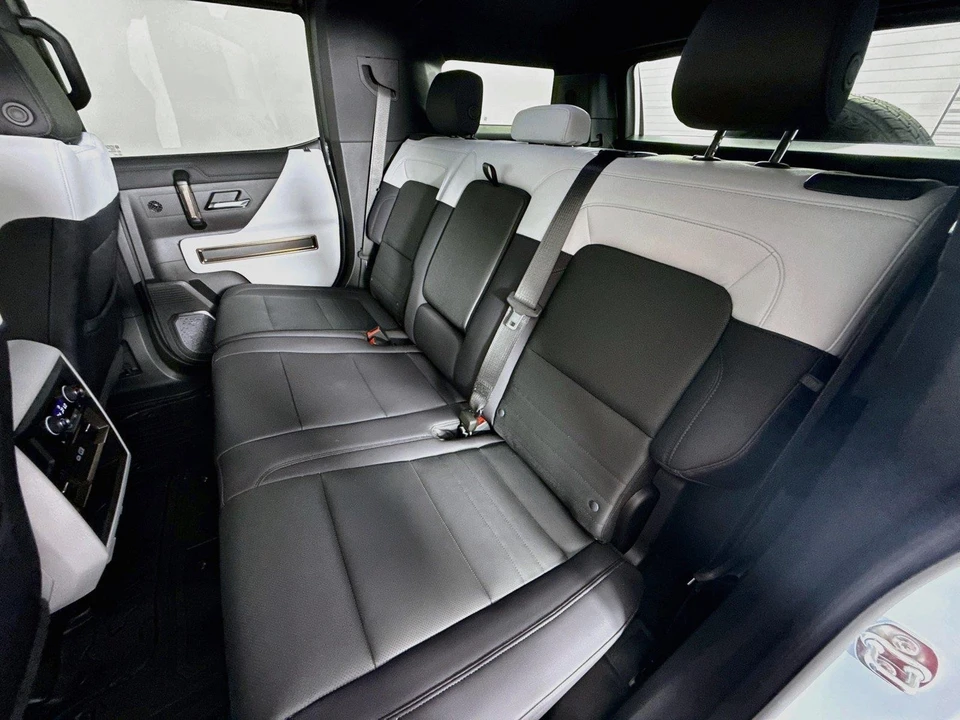 2025 GMC Hummer EV - Image 28 of 31