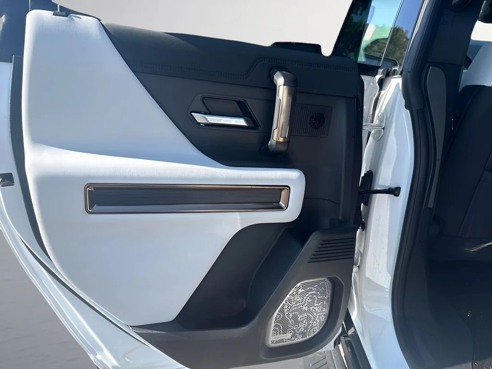 2025 GMC Hummer EV - Image 29 of 31
