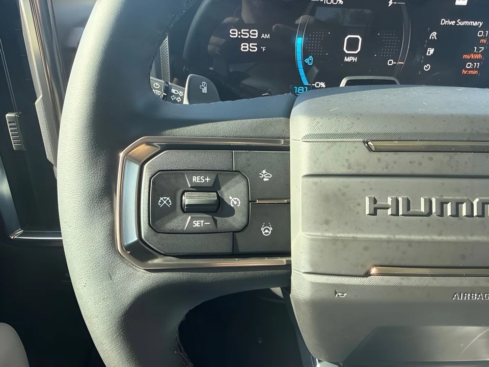 2025 GMC Hummer EV - Image 16 of 31