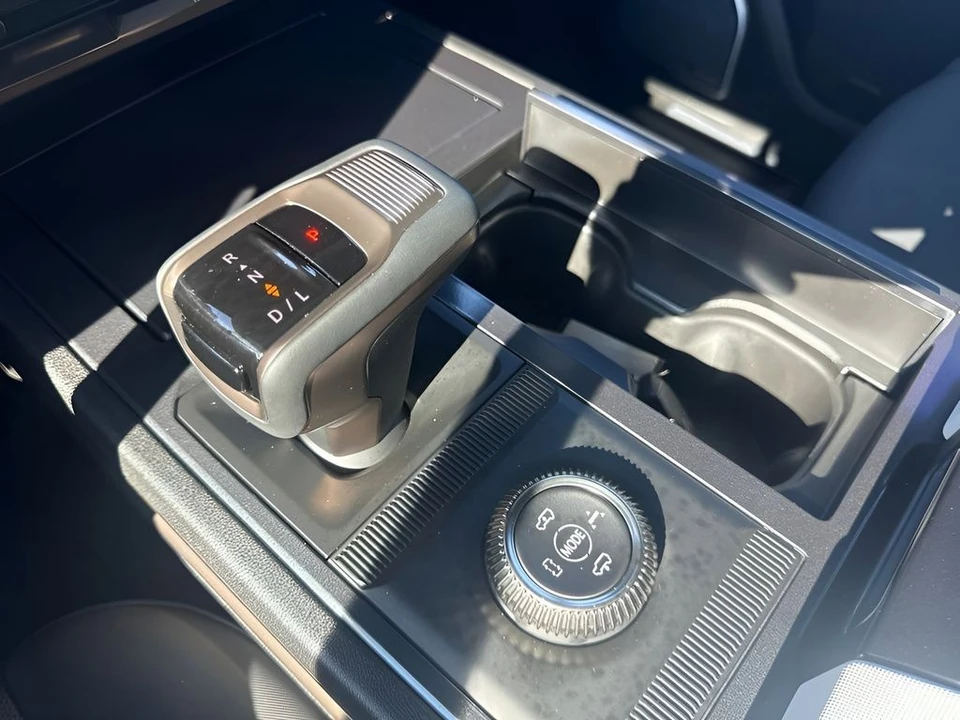 2025 GMC Hummer EV - Image 18 of 31