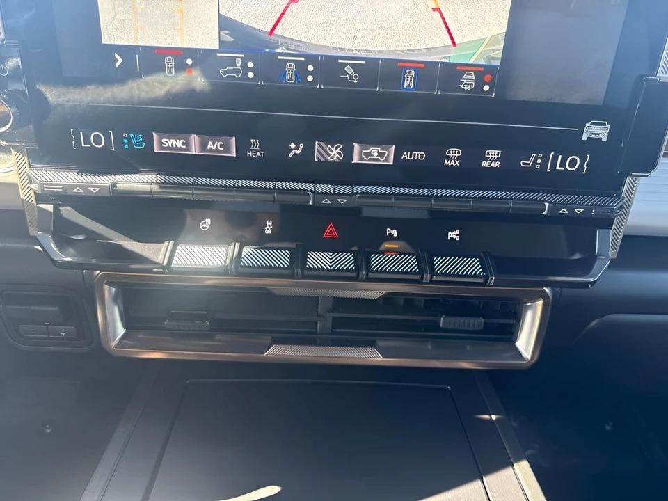 2025 GMC Hummer EV - Image 22 of 31