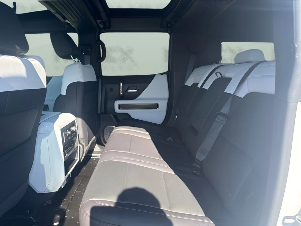 2025 GMC Hummer EV - Image 12 of 31