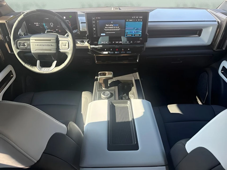 2025 GMC Hummer EV - Image 14 of 31