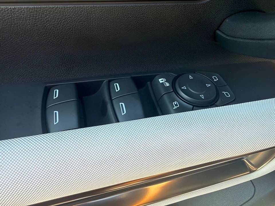 2025 GMC Hummer EV - Image 28 of 31