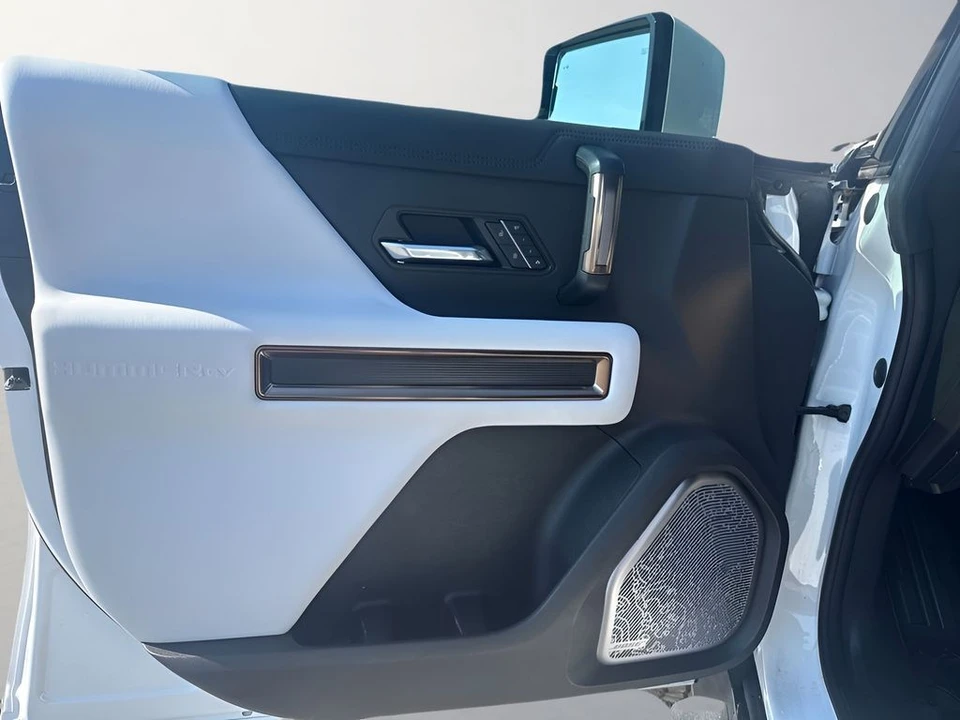 2025 GMC Hummer EV - Image 27 of 31