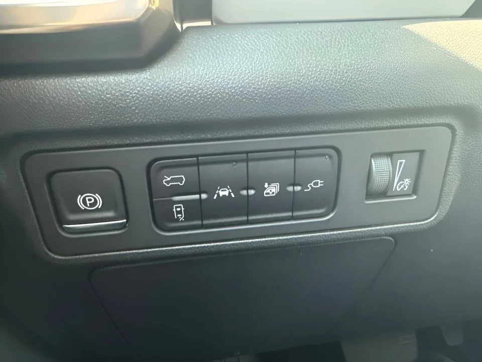 2025 GMC Hummer EV - Image 24 of 31